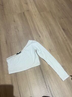 PrettyLittleThing White One-Shoulder Crop Top